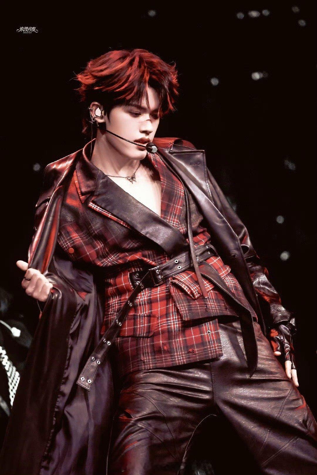 荣耀之战热心市民张极 张极的“热心市民”行为太暖心了！从搭线到控场，每个细节都透