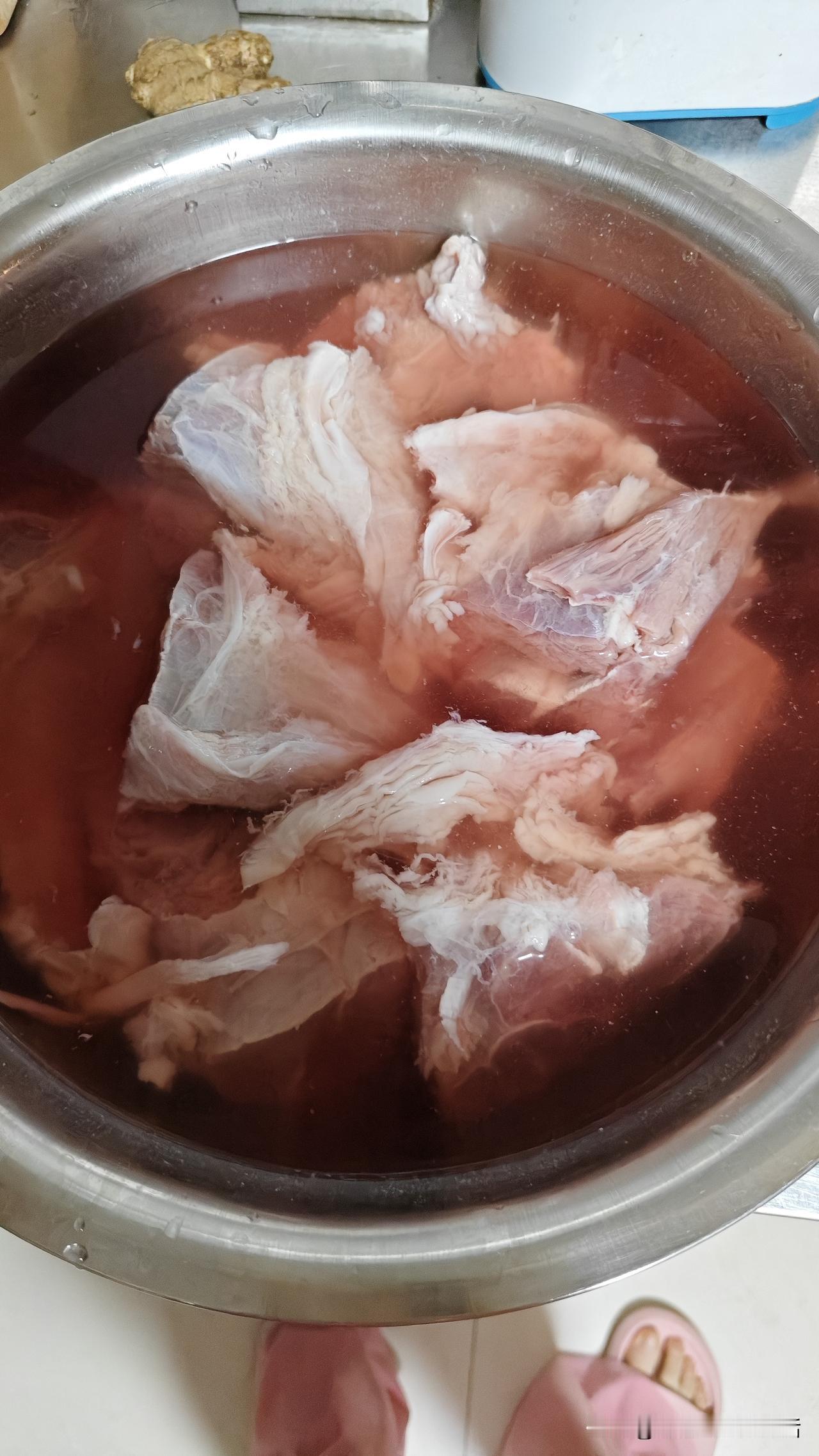 第一次挑战酱牛肉，坐等成品！
 
平时不太会做饭，网购了牛腱子肉，网上教程五花八