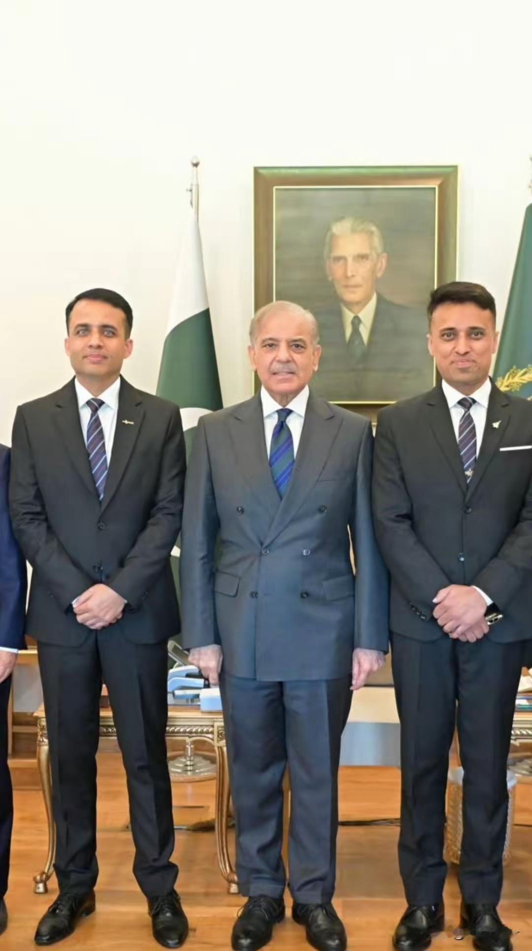 小巴航天员二选一进入中国空间站。看面相，都是精英中的精英。