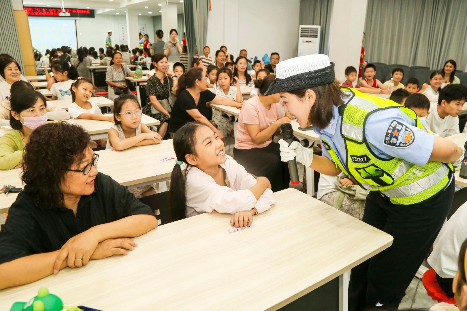 月亮警官普法说 [太阳]陌生来电多思量，转账汇款莫慌张！早安！[努力]枣安说早安