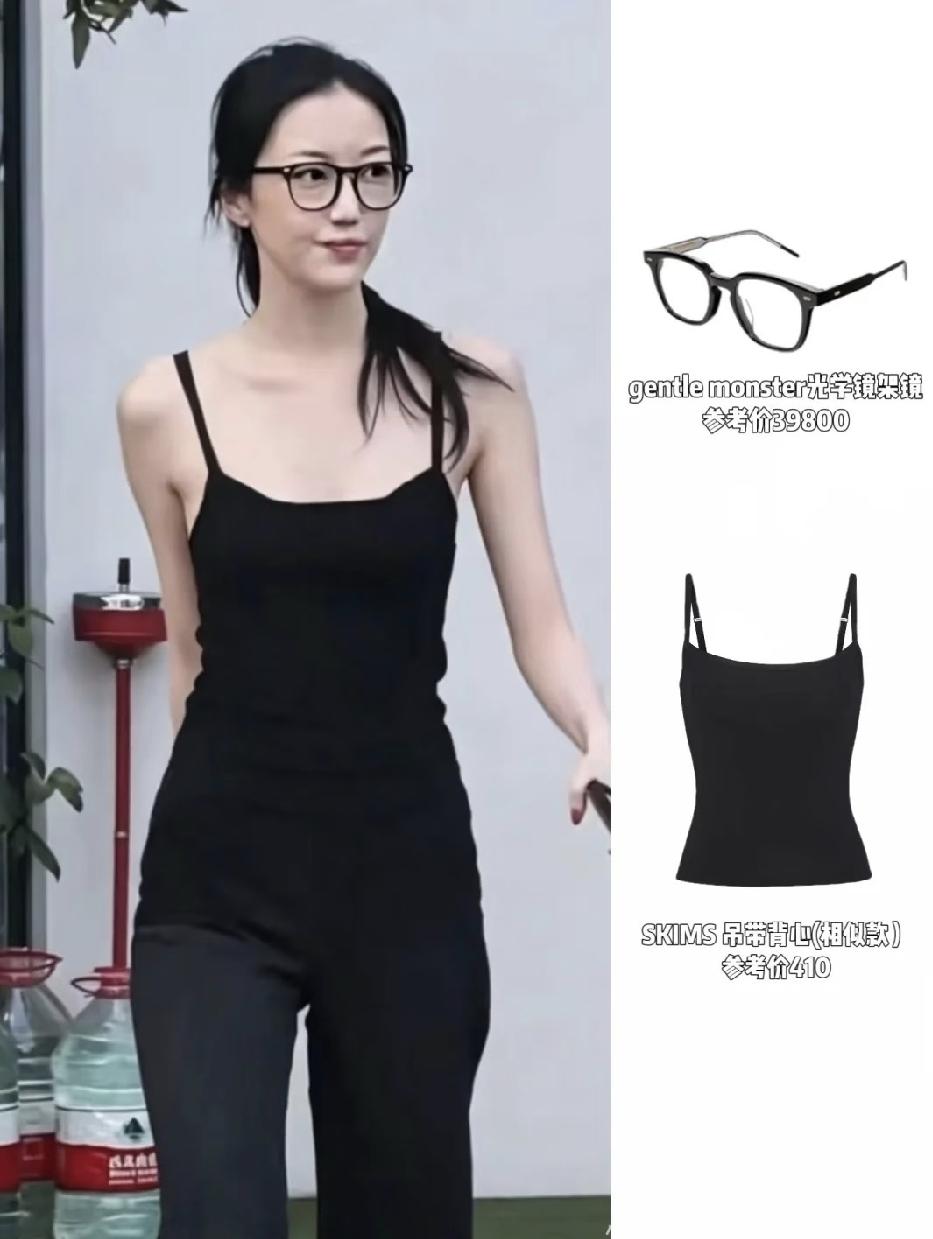 王菲女儿李嫣，真的好有气质。
她戴一副39800的眼镜，斯斯文文的。
随意一件4