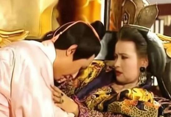 一天夜晚，武则天以肚子疼为由，将御医沈南璆叫到宫中诊脉。谁料沈南璆的手刚放在武则