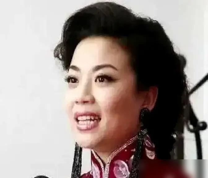 满世界都催吕继宏、张也赶紧领证，结果吕继宏他妈直接放大招，遗嘱里写着，房子给张也