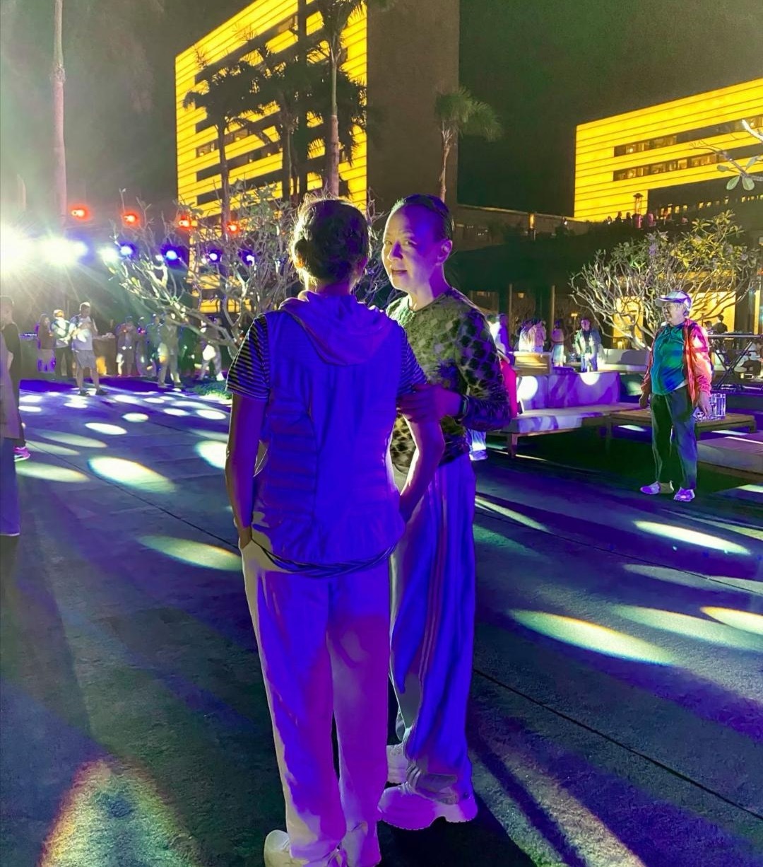 65岁宋丹丹在海南三亚酒店被偶遇，她留着一头短发，面容苍老，整个人瘦了不少，形象