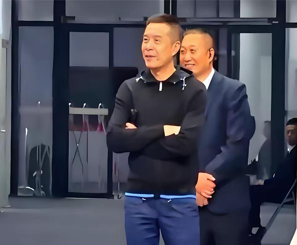 有广东球迷不无感慨地说，说实话这个休赛期广东男篮和广东球迷很受伤，首先是被广东球
