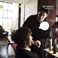 王鹤棣的素材怎么越扒越多，拉黄子韬椅子那里好危险，他到底是一个人性格的人？ 
