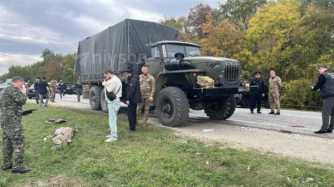 据报道在车臣地区，发生了一起针对俄罗斯军用卡车的袭击事件，导致至少三名俄军士兵不