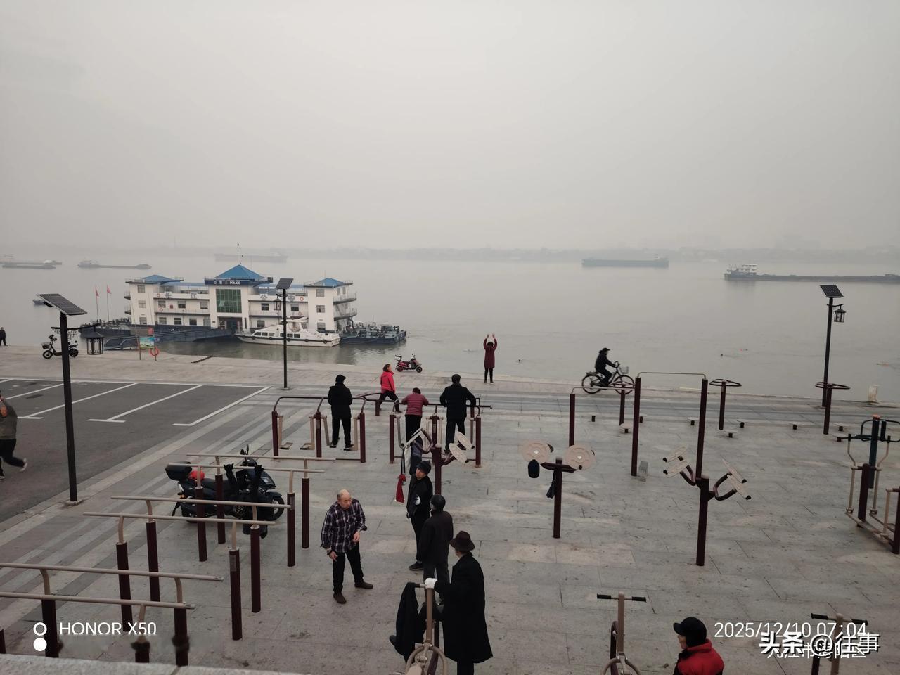 12月10日长江岸边晨练