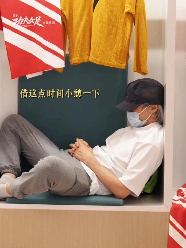 很多时候，我们往往只看到他们光鲜亮丽、功成名就的一面，但背后的艰辛和付出的心血，