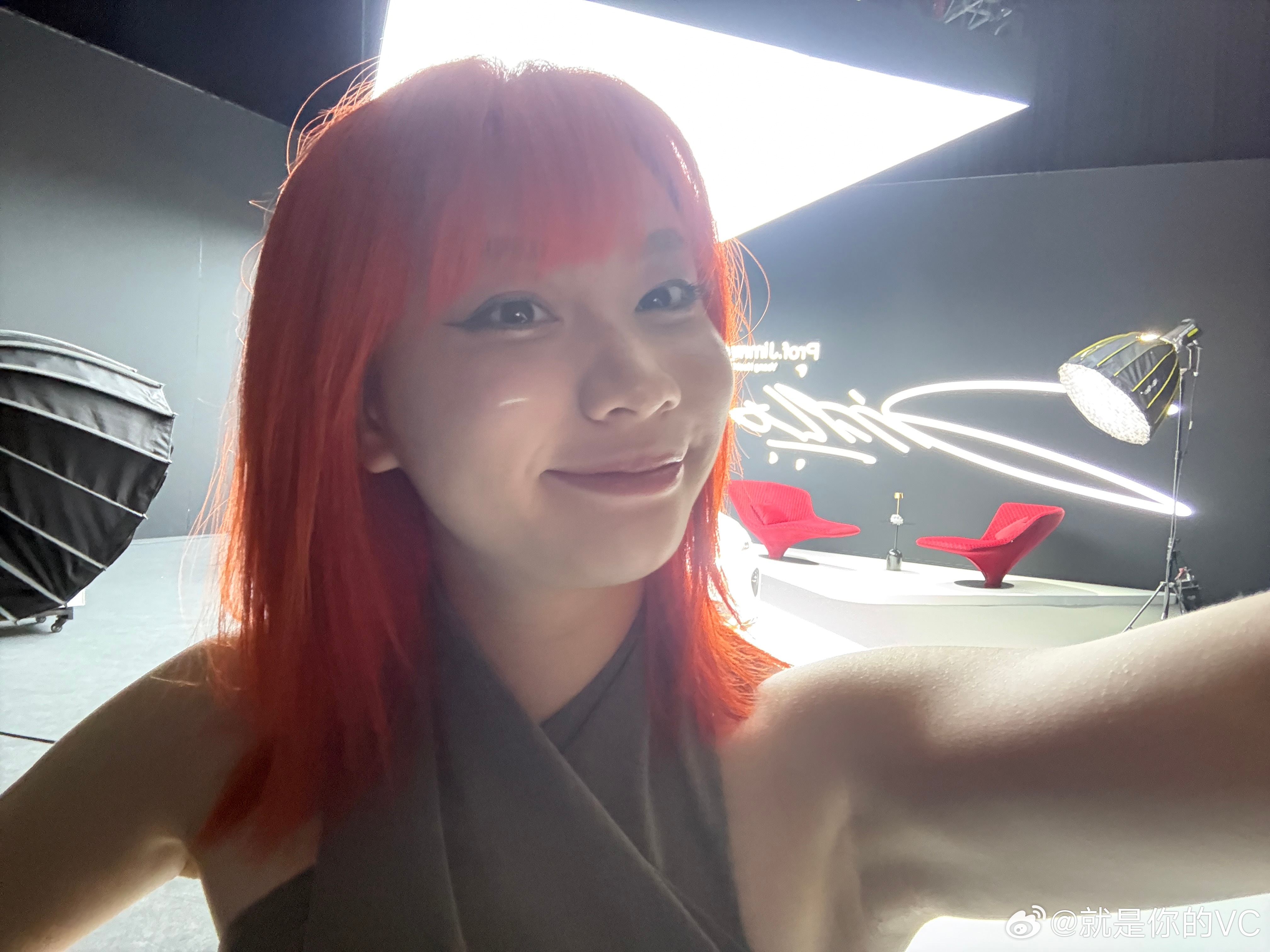 脚上好这会儿小韦已经进棚了拍了一会儿了 