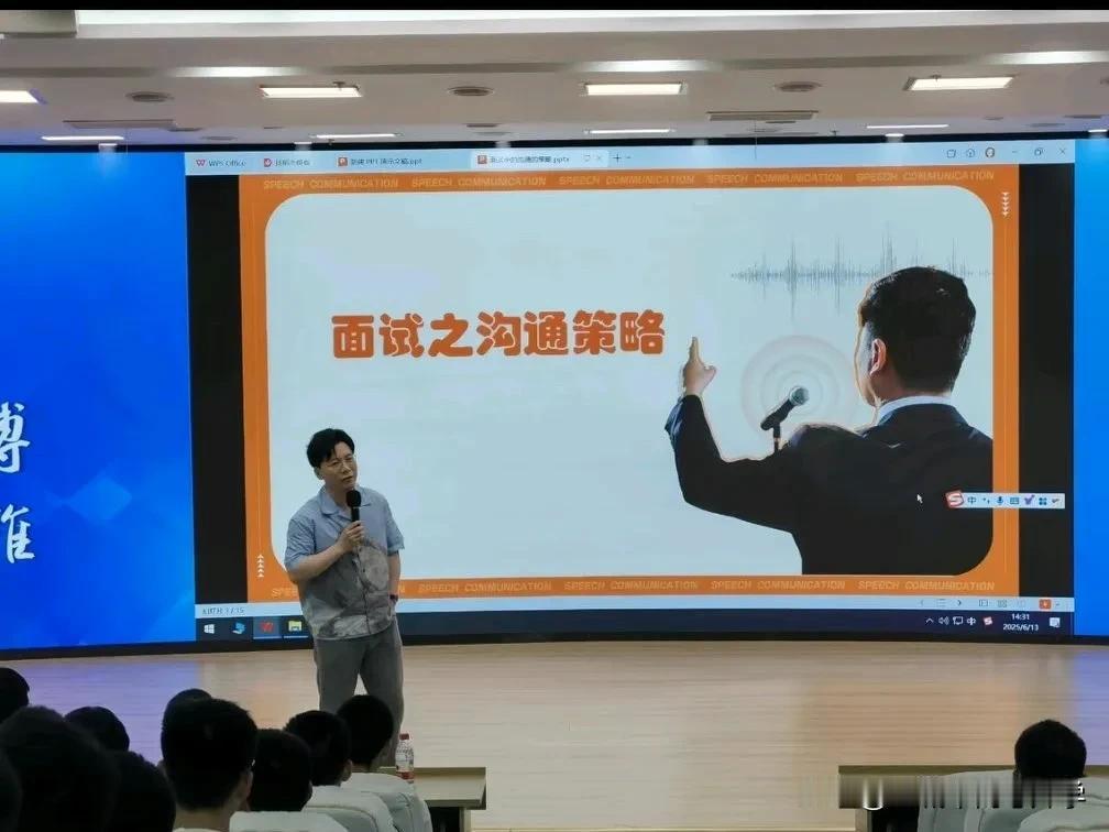 华师一附中请知名校友陈铭做高考面试指导

如今正是各大985高校强基面试高峰期，