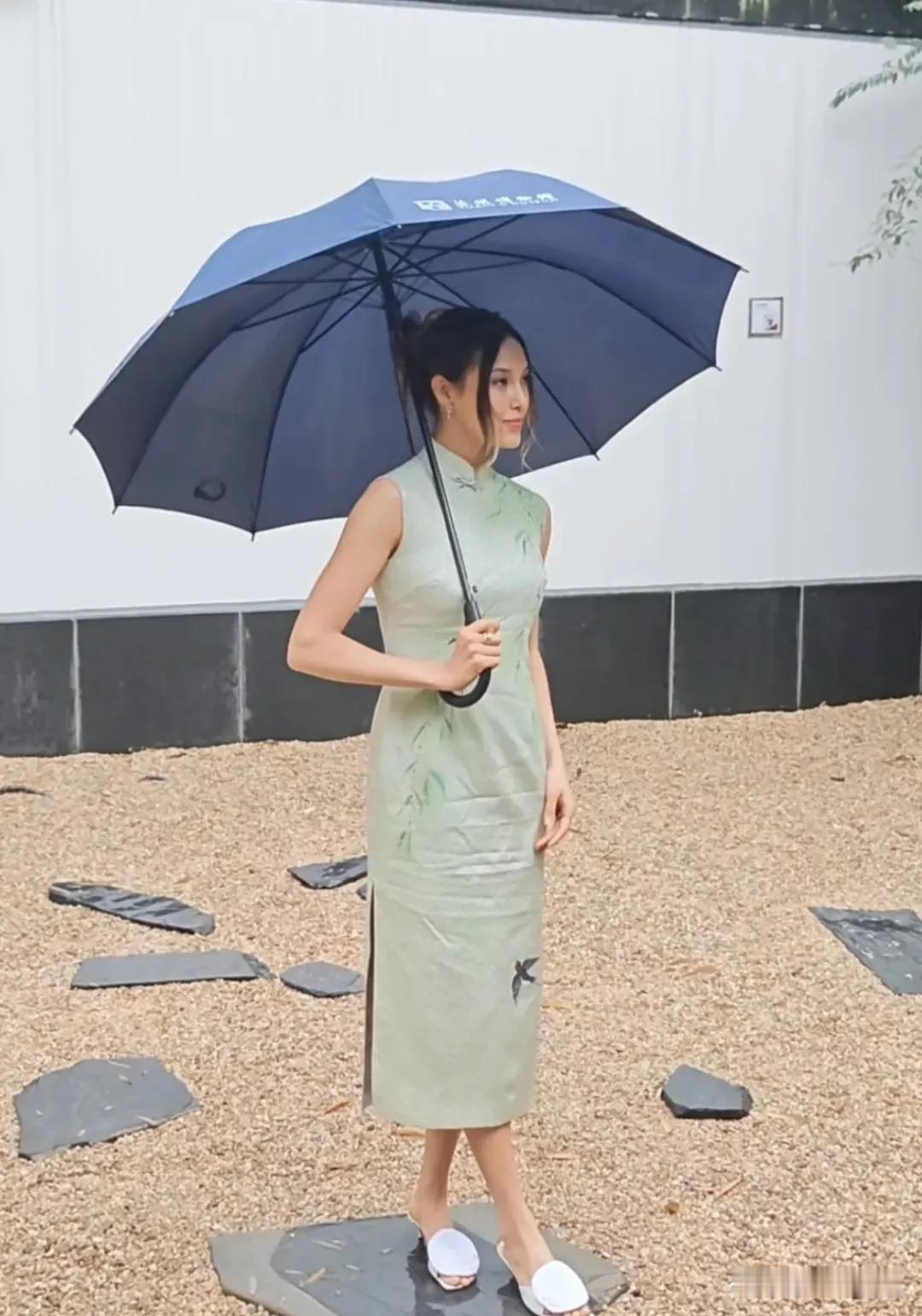 果然，旗袍只有华人才能穿出她的意境，哪怕是谷爱凌这种大美人，但还是不能驾驭它。