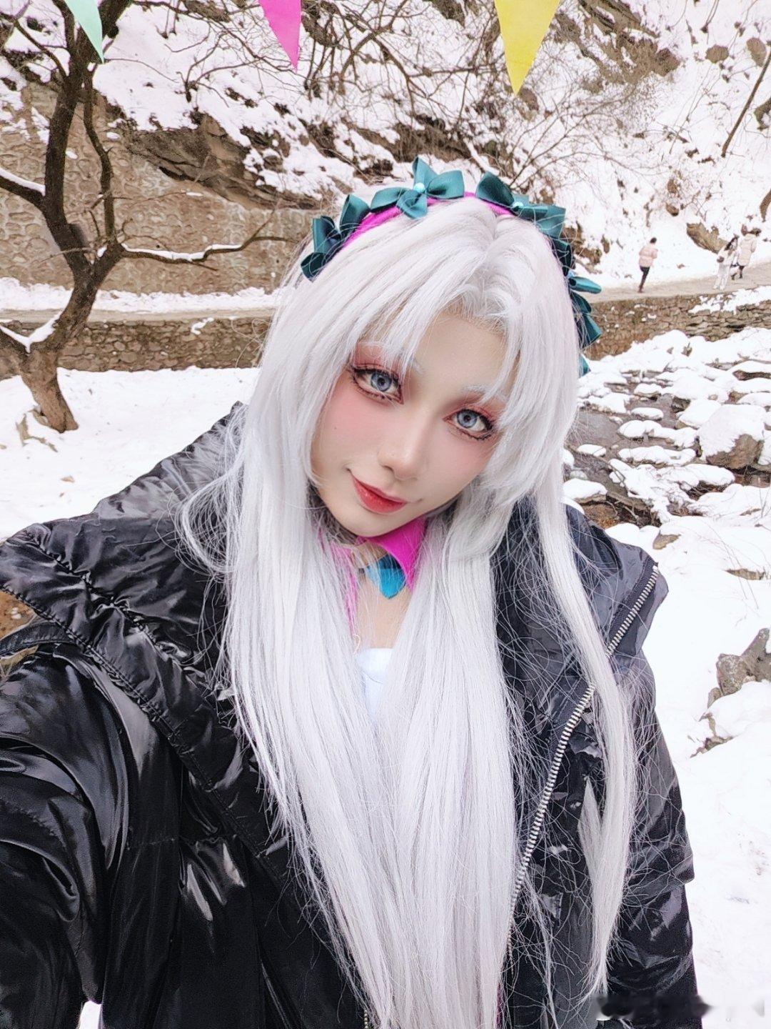 鸣潮[超话]  cos  鸣潮2.0版本  传奇耐冻王几何！！雪地里的二小姐～ 