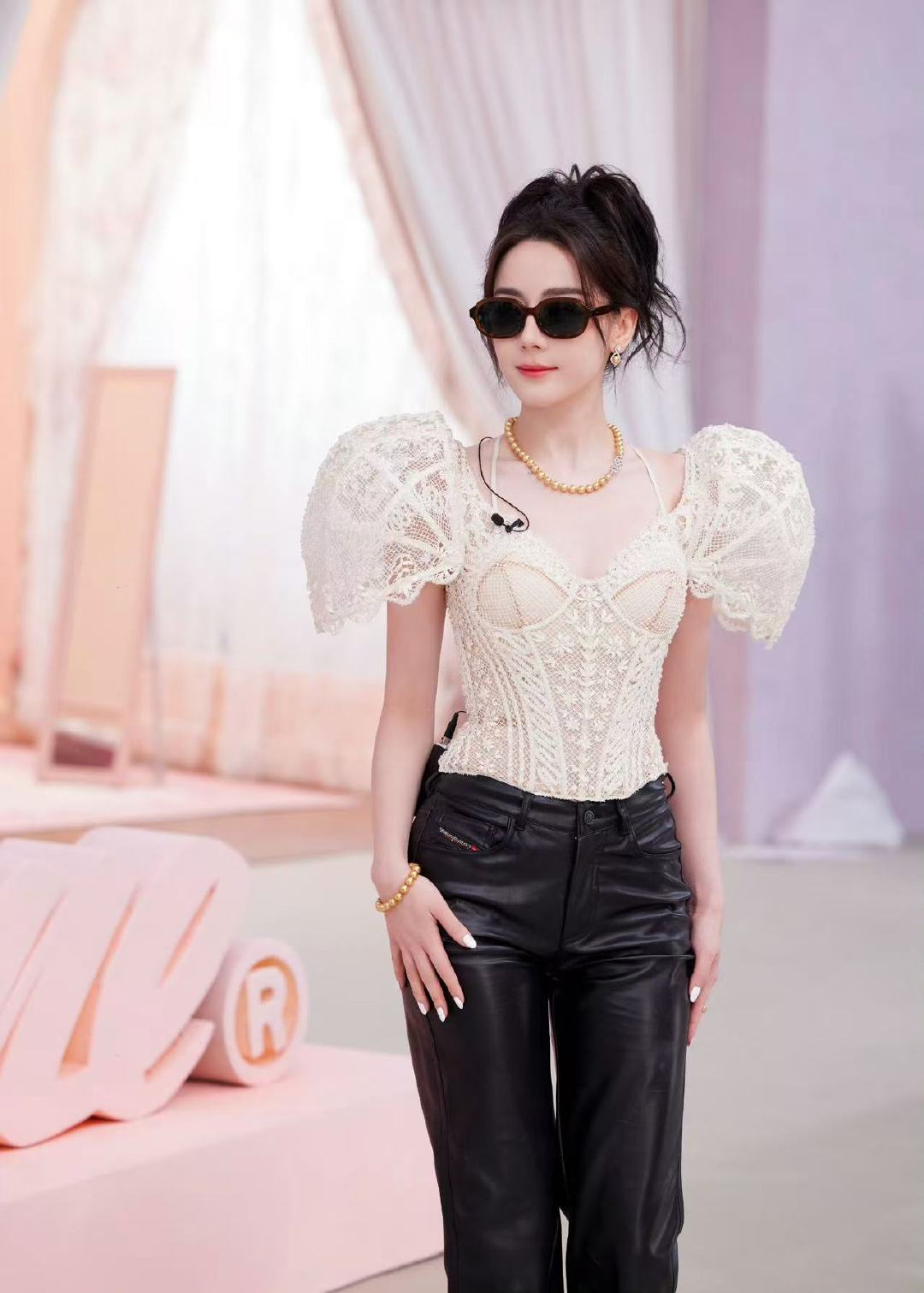 迪丽热巴一日梦镜主理人迪丽热巴不同场景的墨镜ootd迪丽热巴