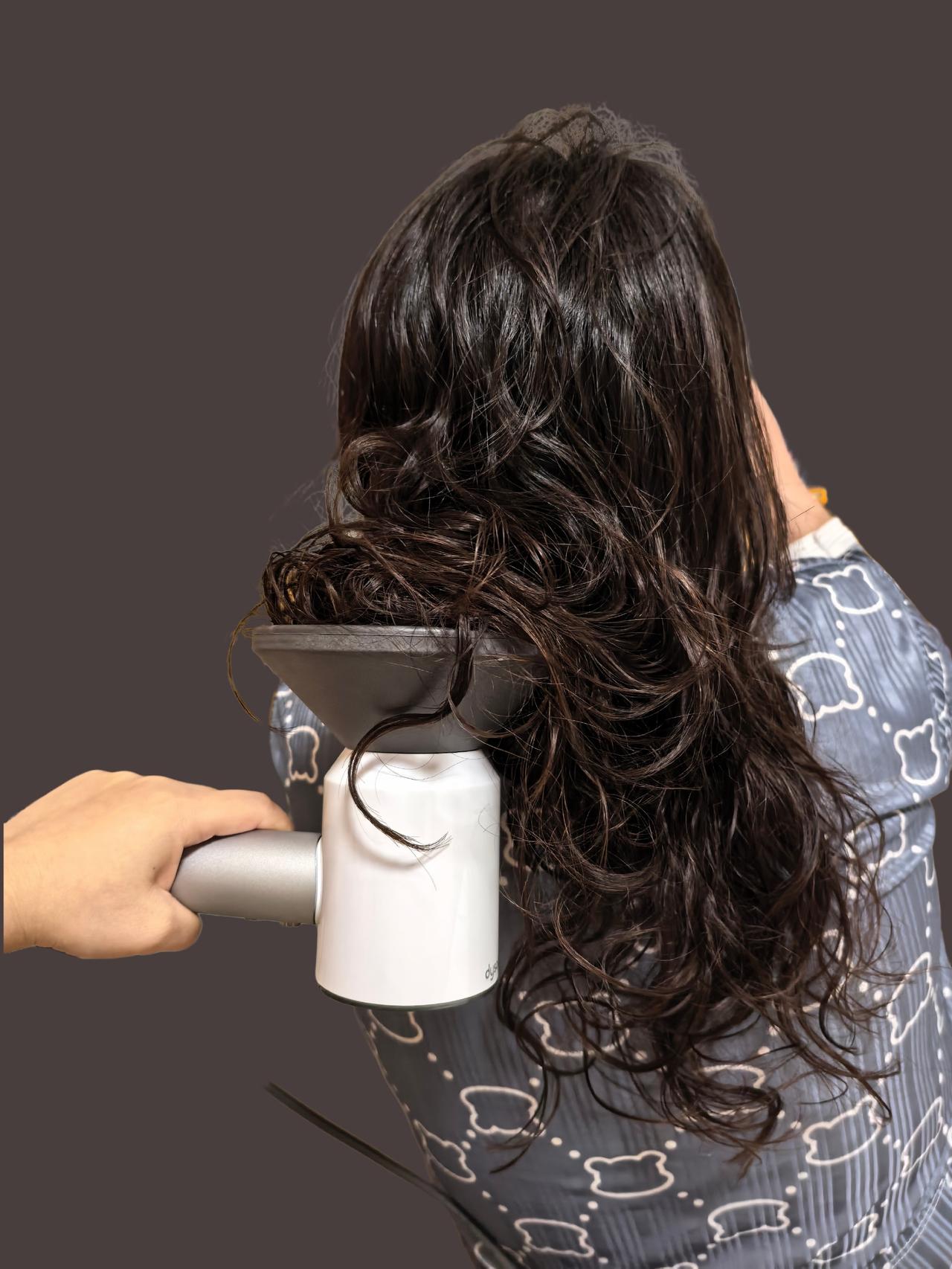 刚从理发店逃出来的路上，头发已经有点发痒了

姐妹们，有没有觉得现在去理发店洗头