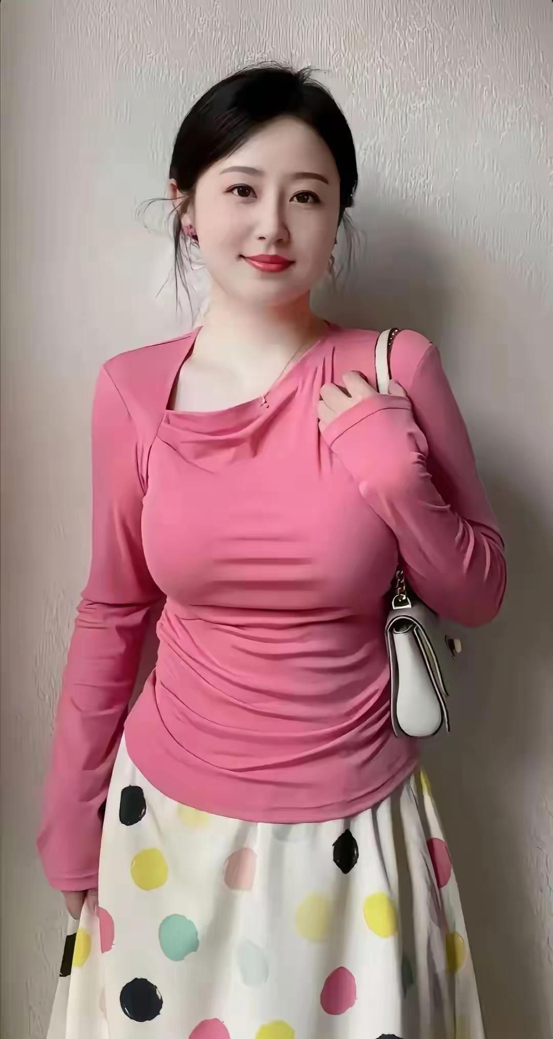 粉色长袖上衣搭配彩色波点裙，甜美又减龄！💕👗👗