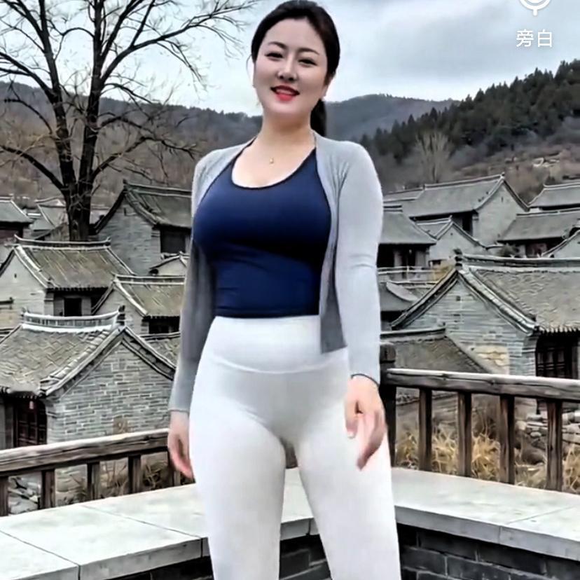 日落西山非吾愿，
唯有晚霞解吾心。
恰似那年伫立火车站台，
送继女赴外地求学。