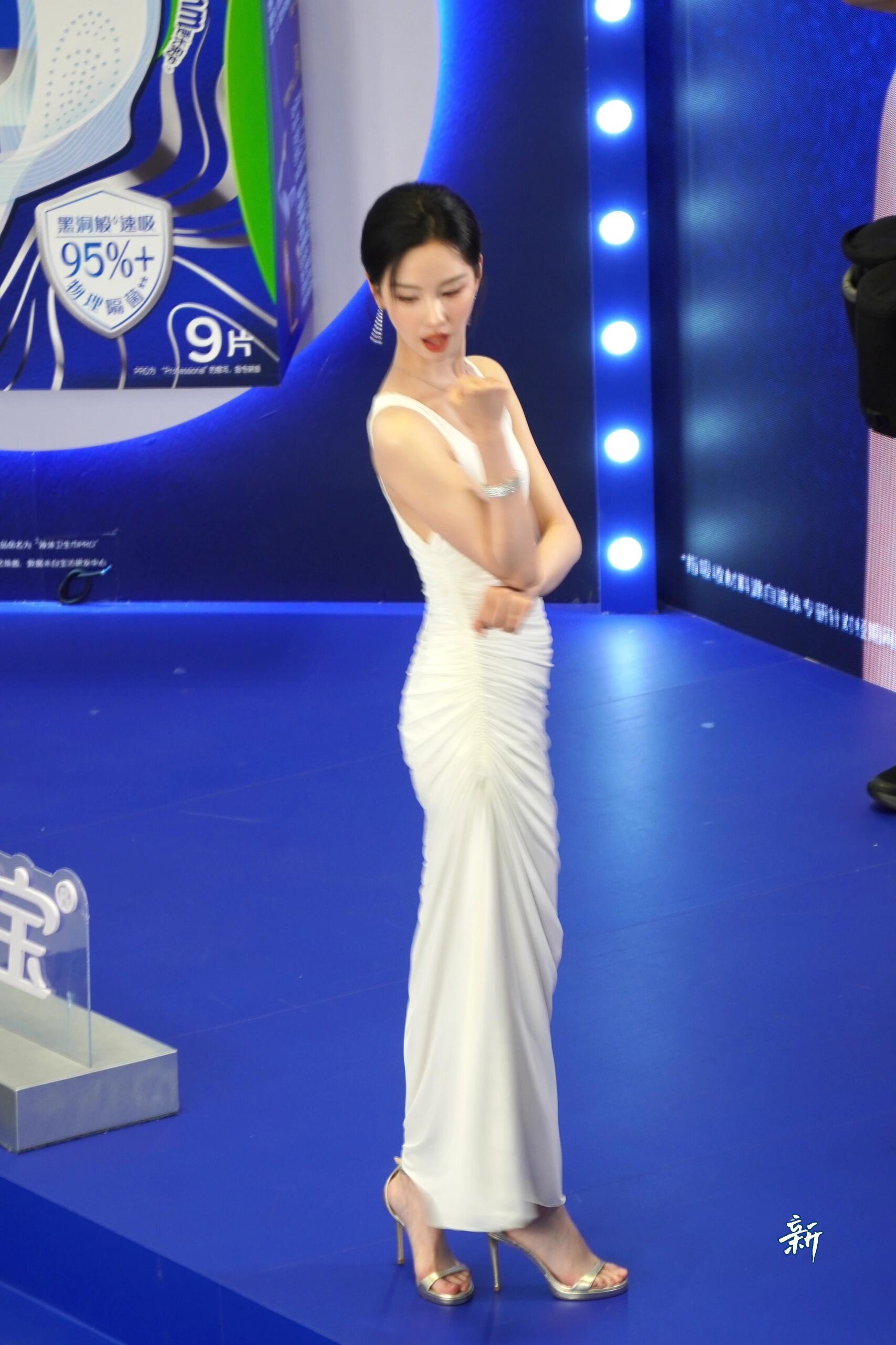 “芙蓉不及美人妆，水殿风来珠翠香”陈都灵上海线下活动 ​​​