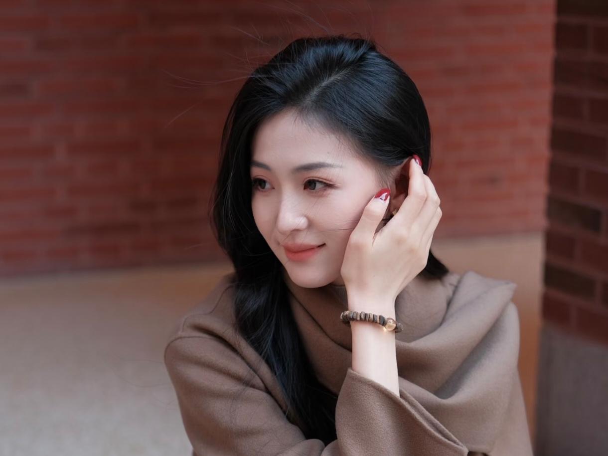 《八声甘州·秋阶丽影》

作者Ⅰ朱珠
 
正砖墙日暖染秋光，石阶坐闲身。
裹驼绒