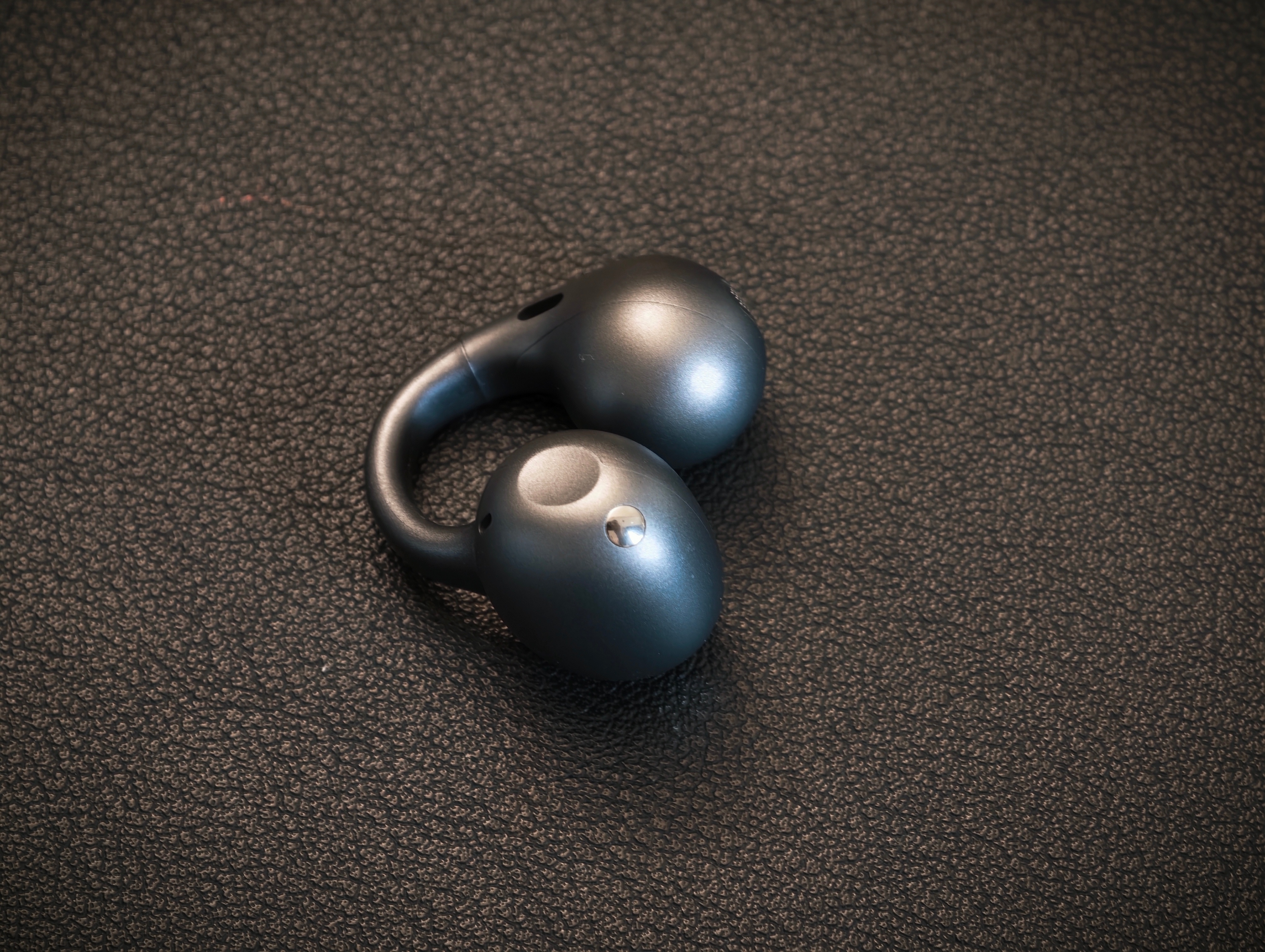 用了几天OPPOEncoClip2 ，最大的感受就是舒服、稳固、没负担。作为耳夹