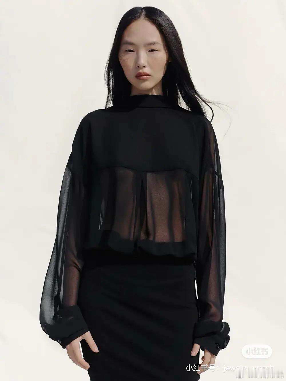 金珍妮jennie挽着洋人都洋气了。前透后露，大大方方，真好。 