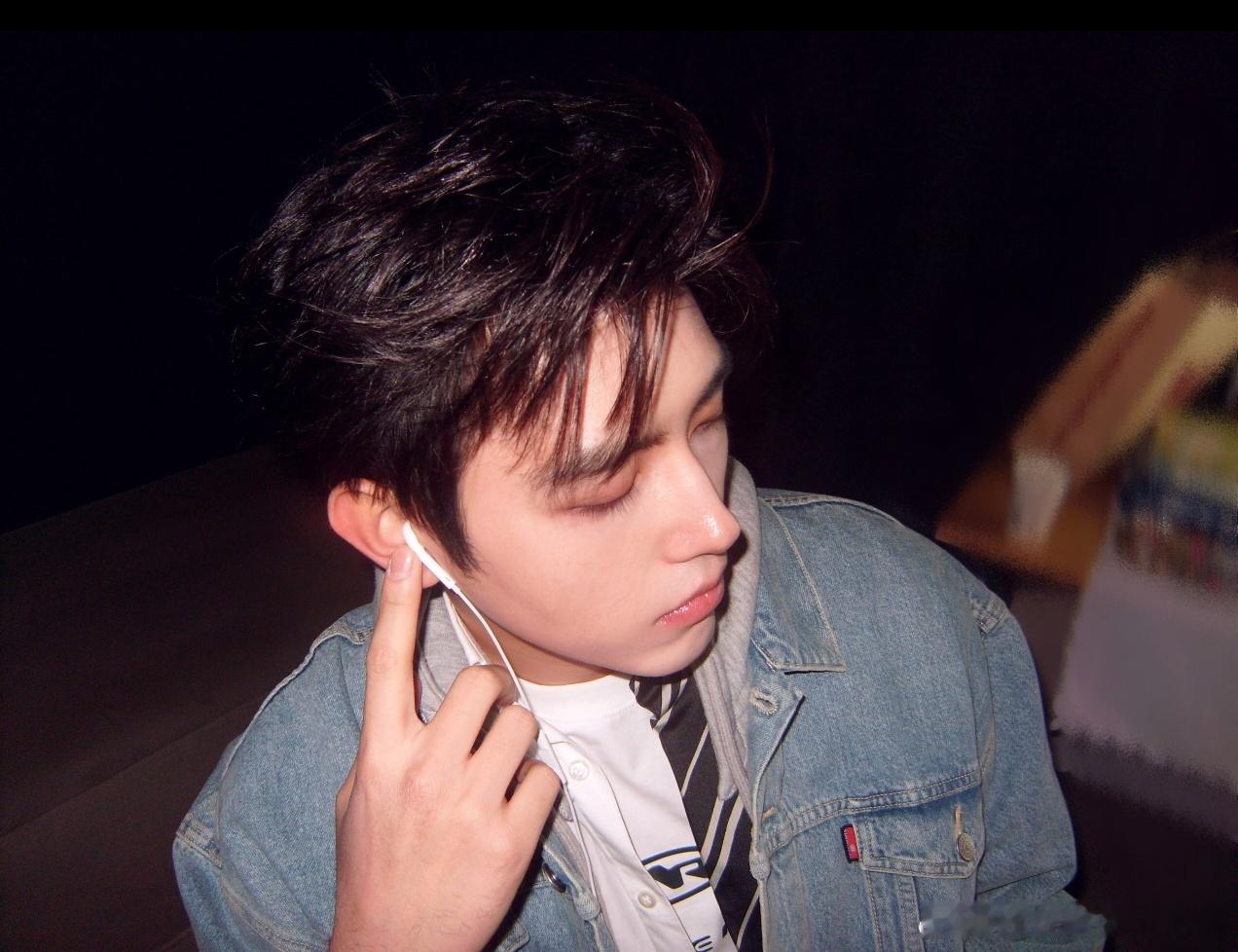 陈飞宇限定25岁营业图，听另一半耳机