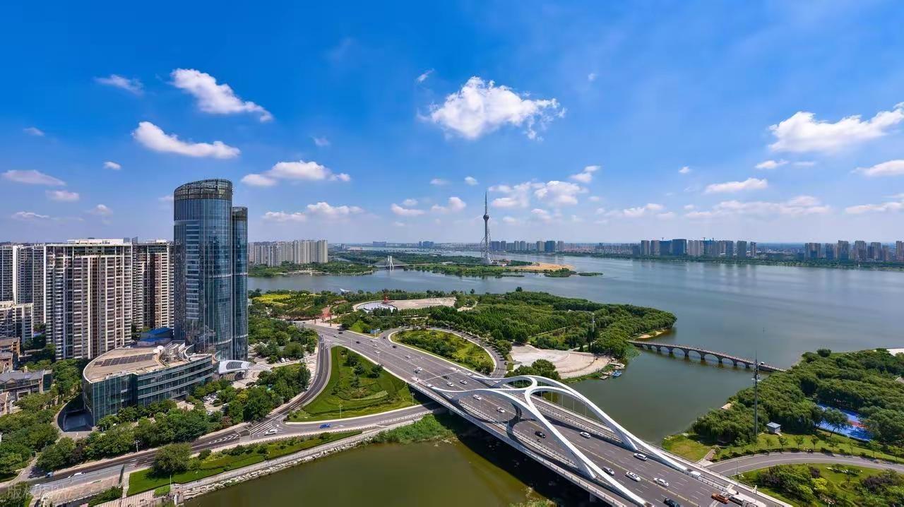 城市天际线与现代建筑交相辉映，绿意盎然，繁华与自然和谐共存。大美新临沂发展日新月