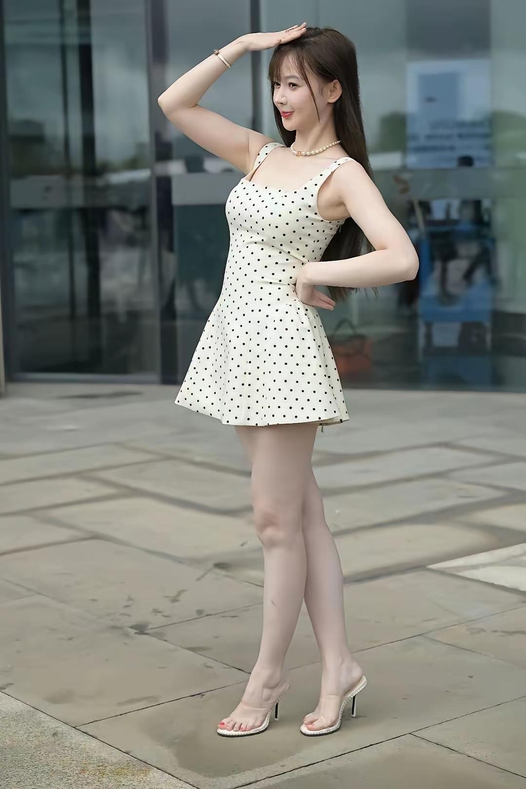 晚上散步遇见一对双胞胎姑娘，穿的那个清凉啊，笑的那个甜啊，忍不住想要去搭讪。为了