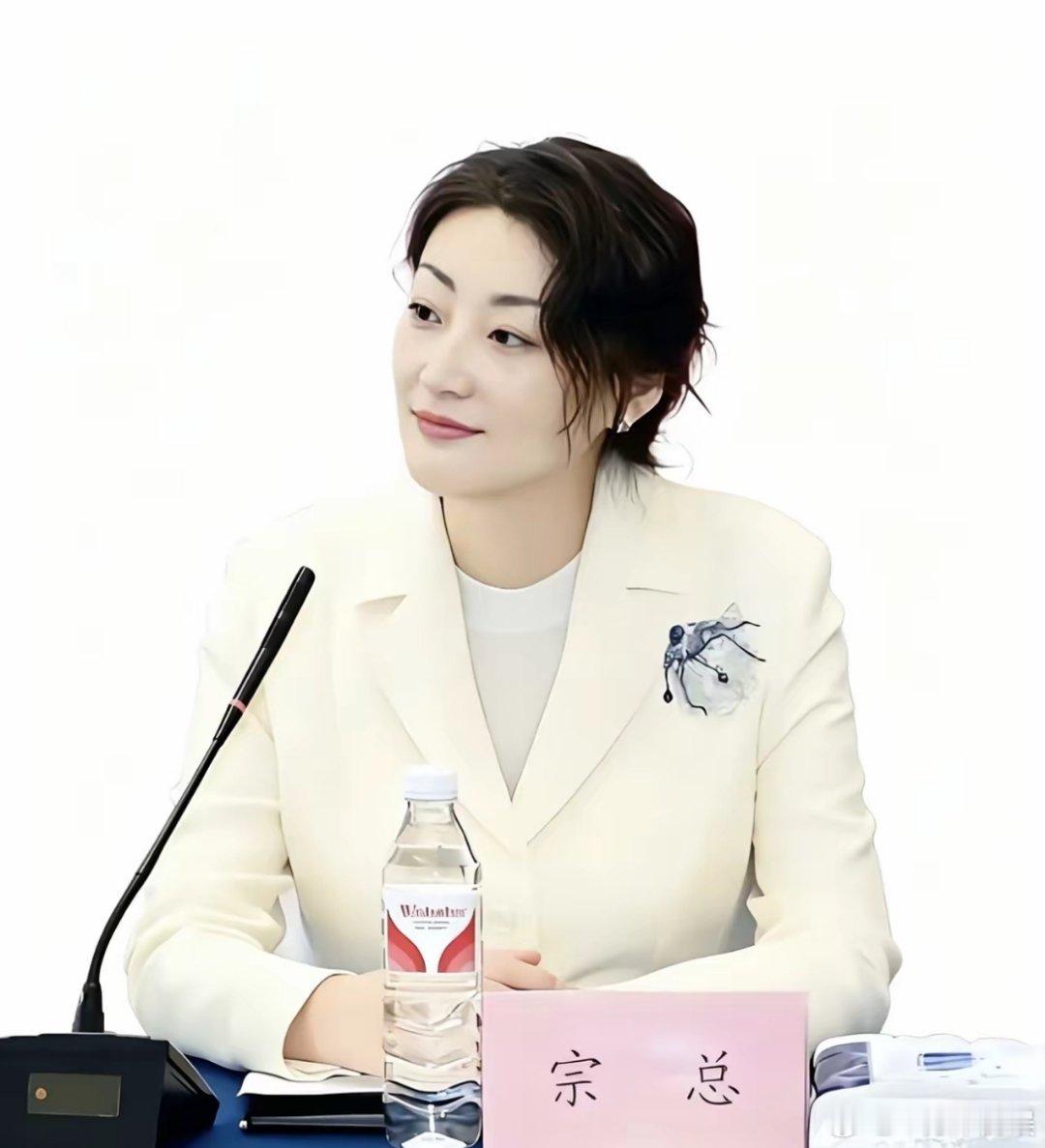大家发现了没有？宗馥莉 越来越不对劲了，不是说她容貌变老不好看了，而是整体的模样
