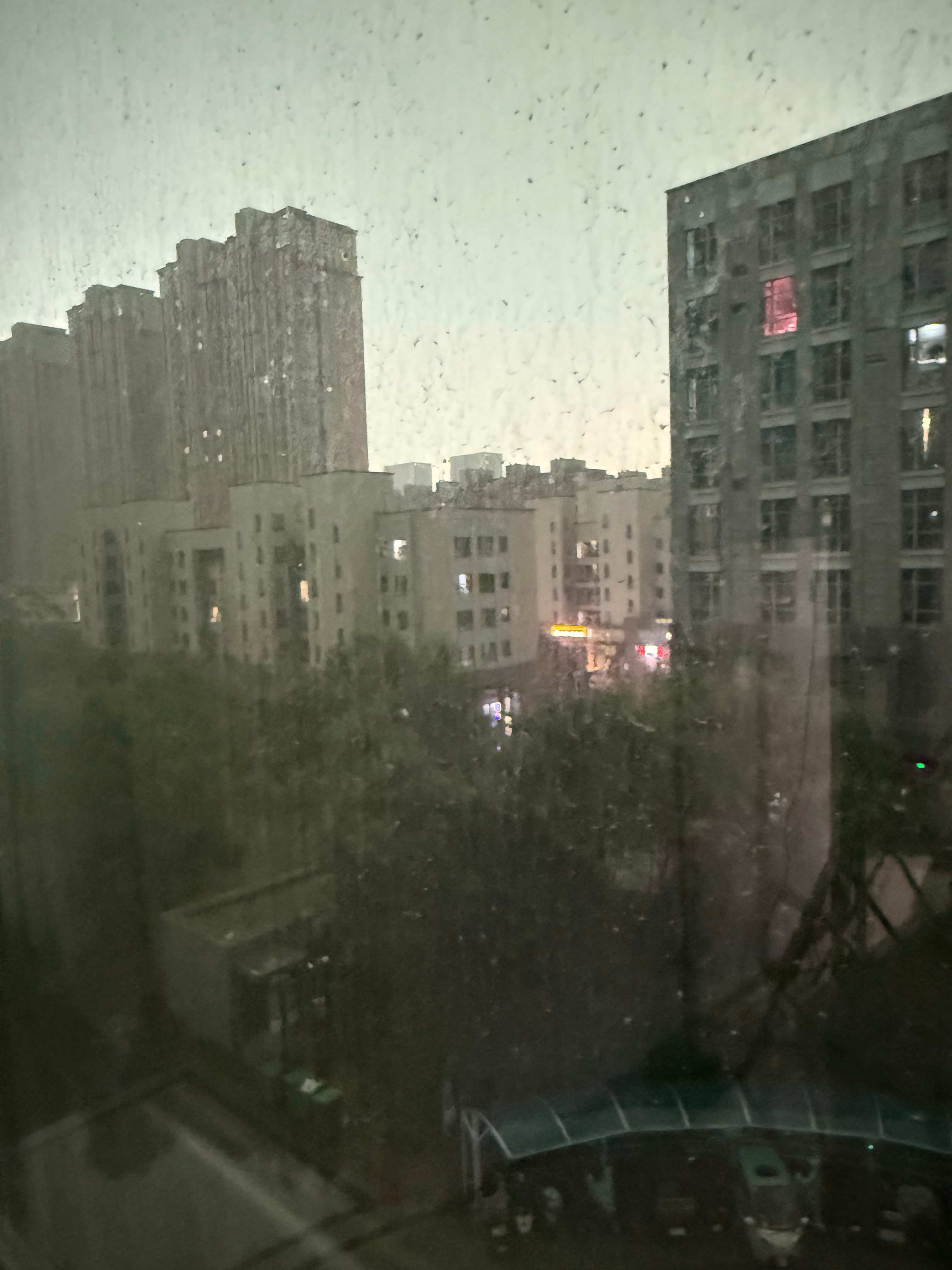 北京暴雨雨刚刚下，但是天已经黑的不行了，心疼自己刚刚洗完车～ ​​​
