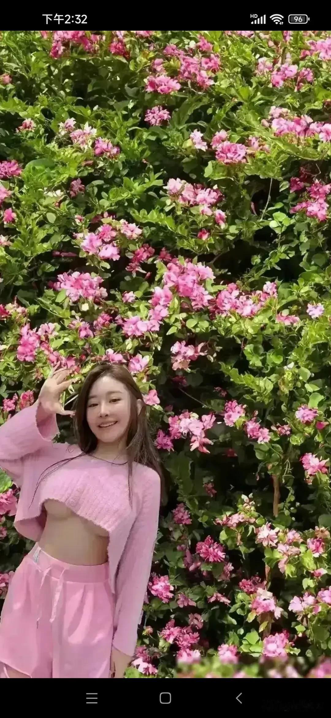 待到山花烂漫时，她在丛中笑。这张图片太美了！花美人美风景美。#人间美丽的花# #