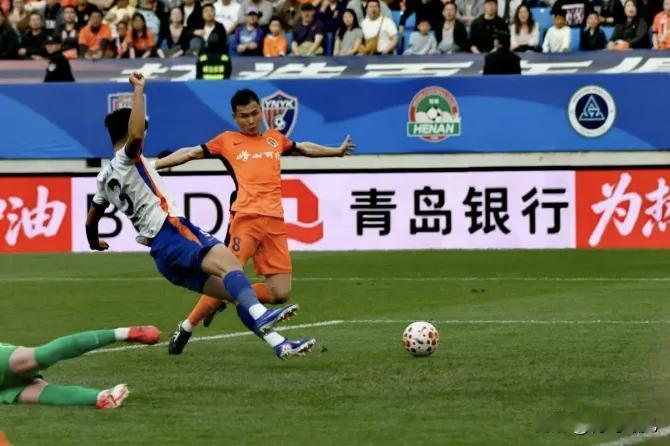 哎，山东泰山直接堕落了，被青岛海牛干了个4：1！刷新青春足球场上座率！

今天1