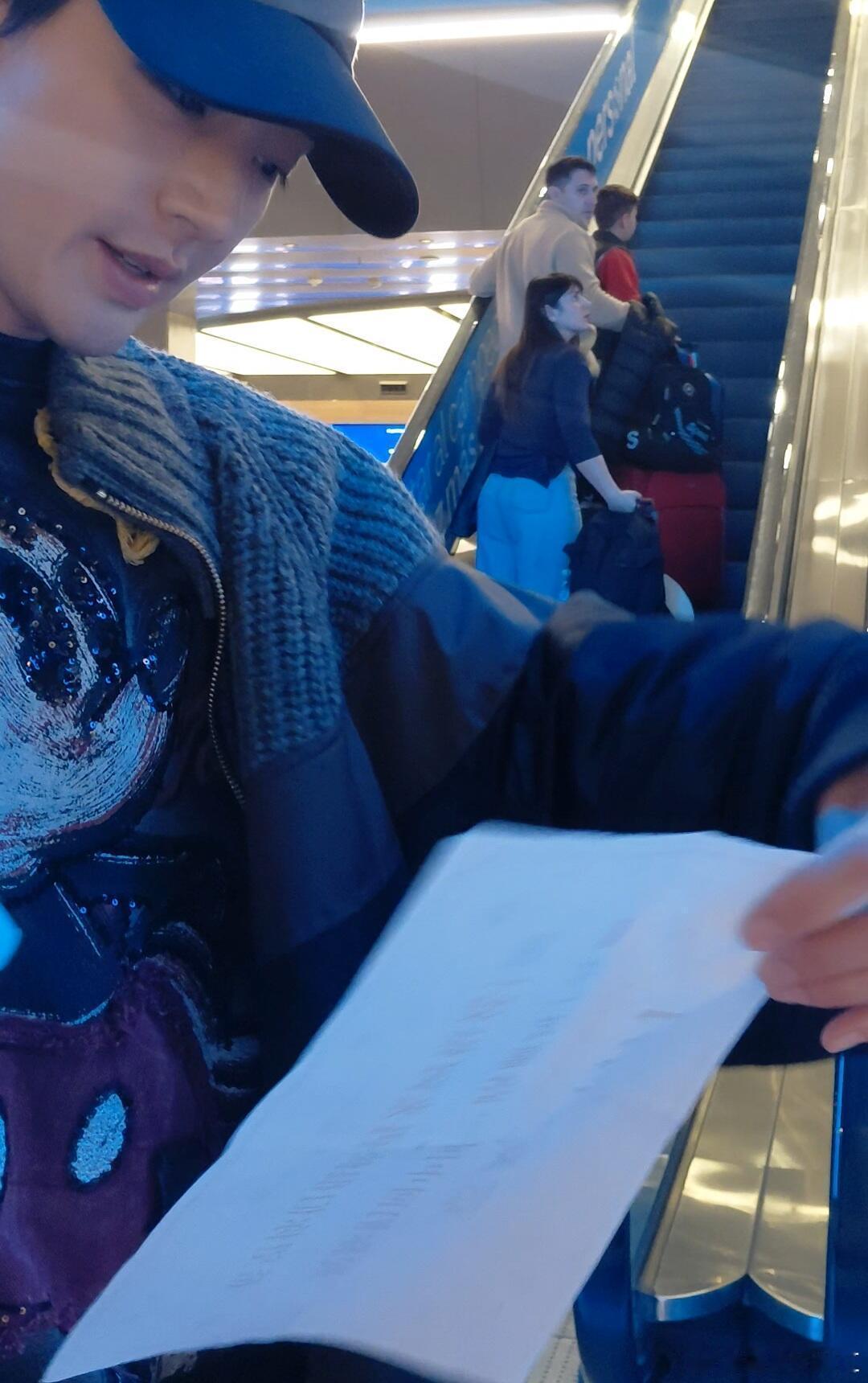 邓为带走了阿根廷粉丝的应援手幅仔细细读手幅上每一句文字，郑重收下后温柔道谢。跨越
