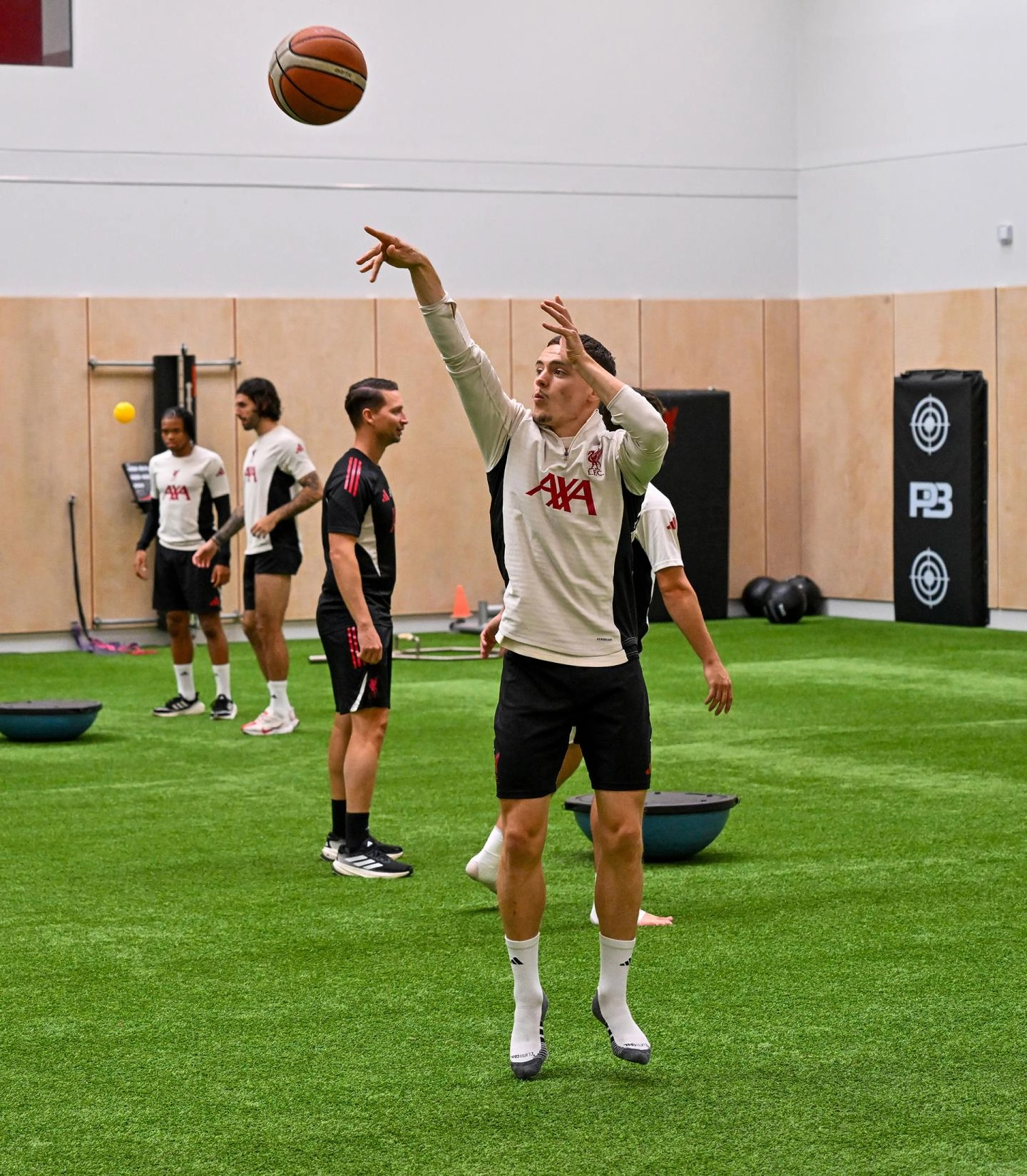 Spikeball（也称为Roundnet）是一种结合了排球和四角游戏元素的团队