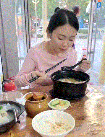 这姐们是个狠人啊，那么大的肥肉居然一口就吃了！