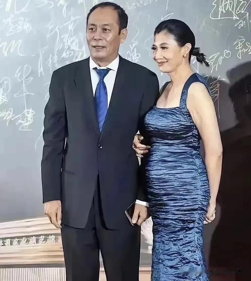 张光北的老婆都有60多岁了，怎么还穿这种礼服裙？张光北是家喻户晓的实力派演员，塑