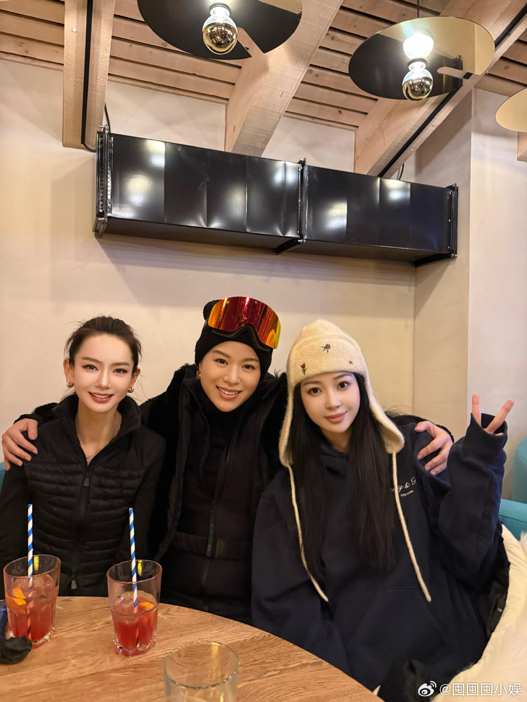 潘玮柏老婆晒与戚薇胡杏儿合照戚薇胡杏儿宣云合照三人同框的画面温馨又好看，戚薇的脸