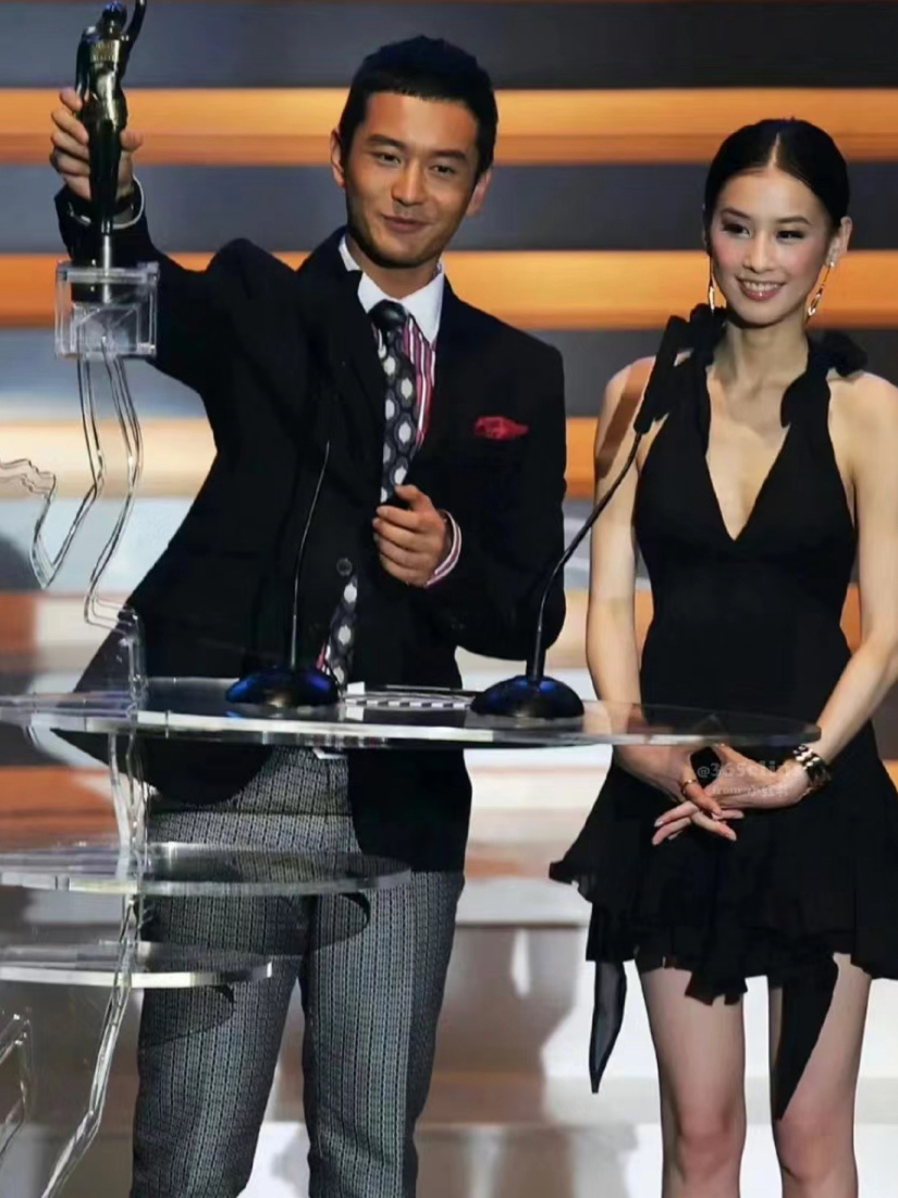 2007年，24岁的黄圣依早期的黄圣依水灵灵的，周星驰电影里的哑女更是绝美，我见