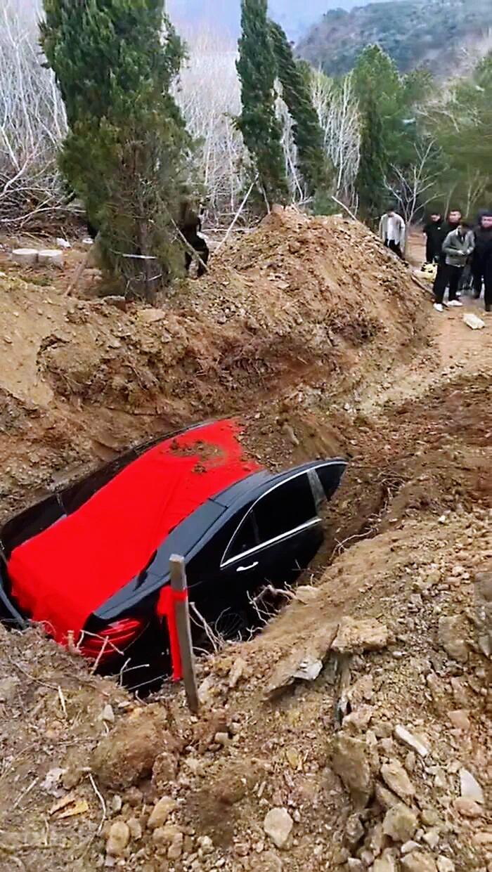 就想知道挖岀来后这车给谁接手开？

2026年4月9日，一段拍摄于辽宁省辽阳市弓