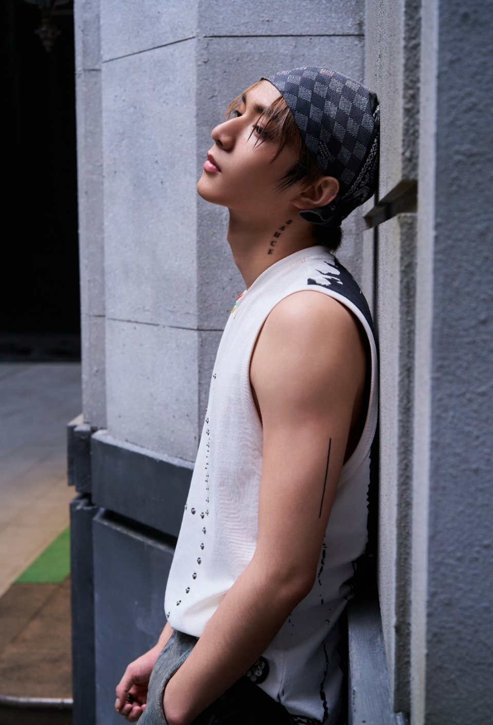 被刘耀文新MV帅到了舞蹈质感真的很好还有这个灰黑格纹的头巾造型，这个头巾压住头发