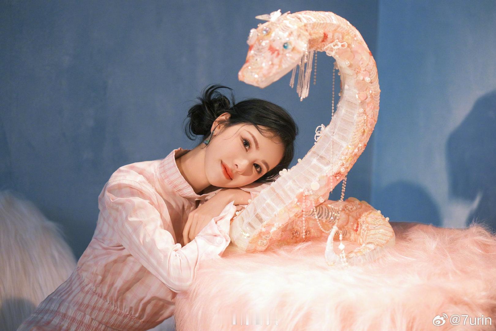 陈都灵 偶遇一条萌萌蛇很可爱的造型，新年快乐万事都灵 