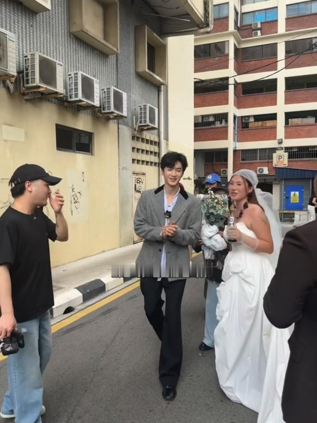 《拍婚纱照碰见陈哲远还亲切送祝福》好小众的文字哲远还和拍婚纱照的新人合照了我要是