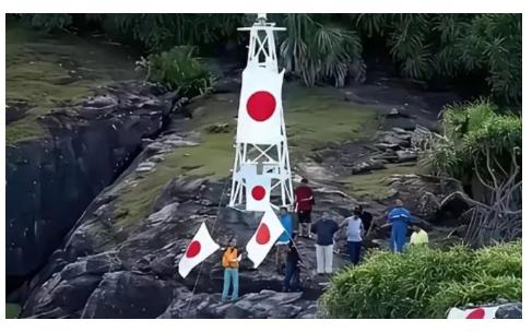 钓鱼岛海域，一座高不过5.6米的白色钢架灯塔，在十级海风里显得毫不起眼。可你可能