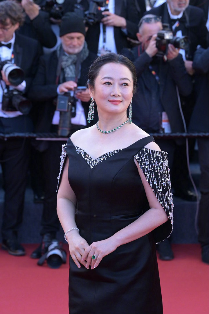 赵涛李庚希戚薇戛纳同框谁懂赵涛李庚希戚薇他们三个同框的含金量啊！三位美女颜值与实