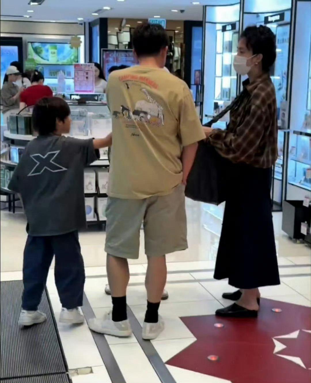 黄磊8岁儿子身高，黄磊三个孩子太会长了，女儿各有各的美，男孩单眼皮很有特点眼睛还