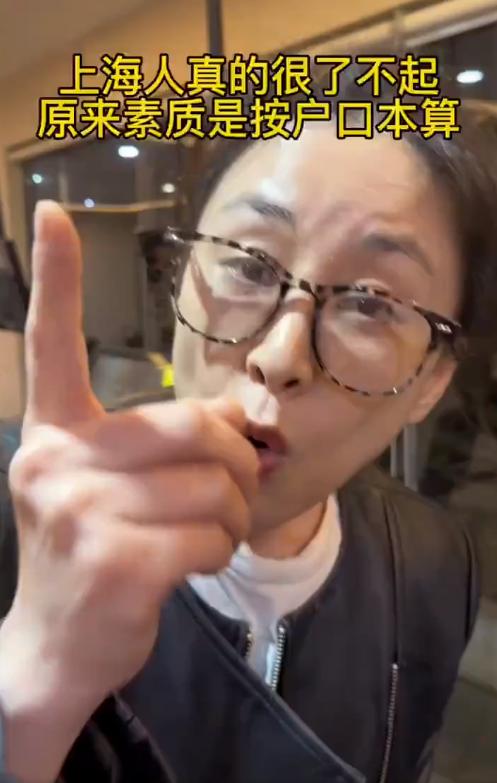 一位上海酒店住客在健身房跑步锻炼时，大声三次呼唤隔壁房间的女儿，引发另一名邻座女