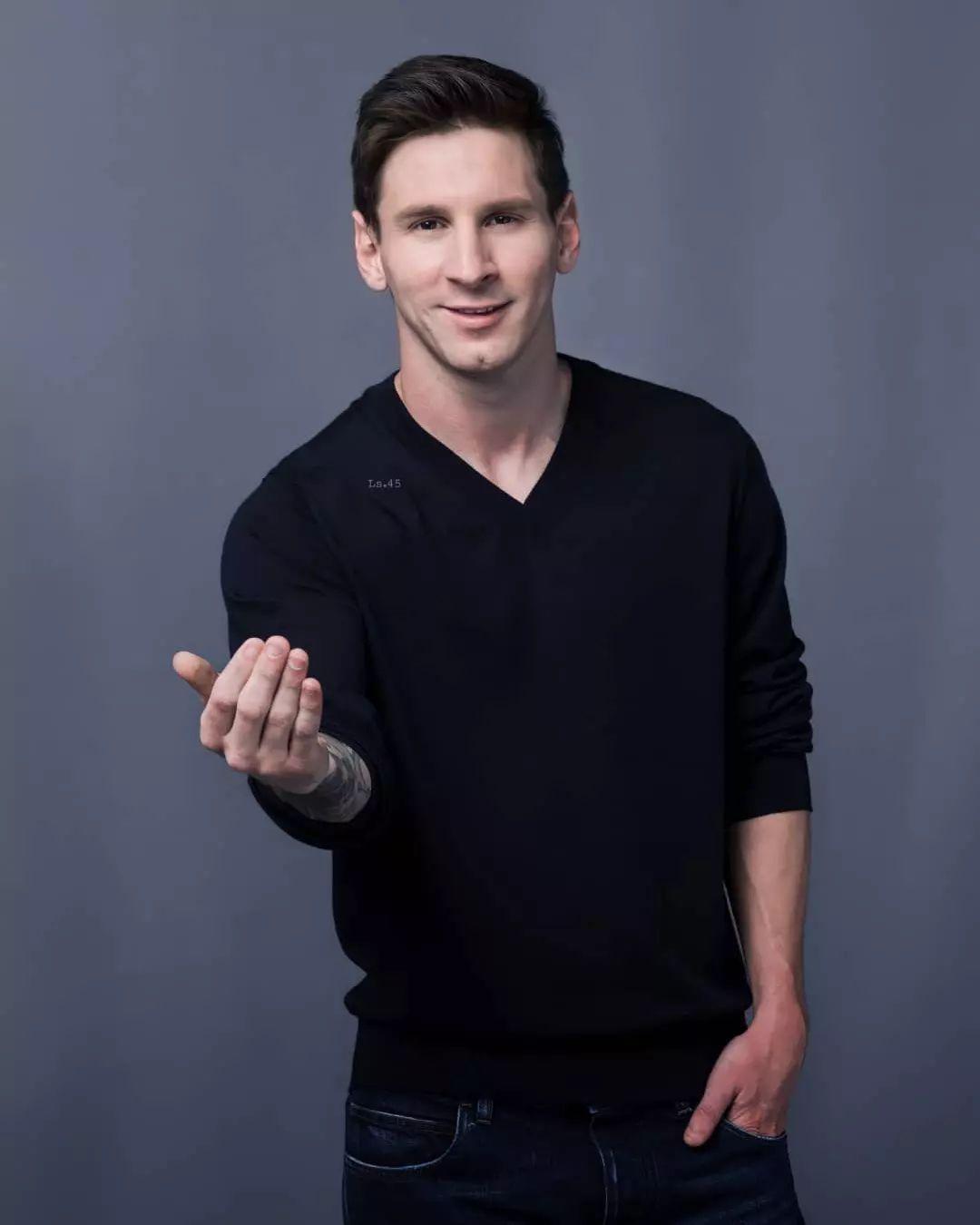 帅爆镜的梅西，让男人都恨不得刷刷刷，赶紧刷爆自己的脸[捂脸]。他为什么会长这么帅