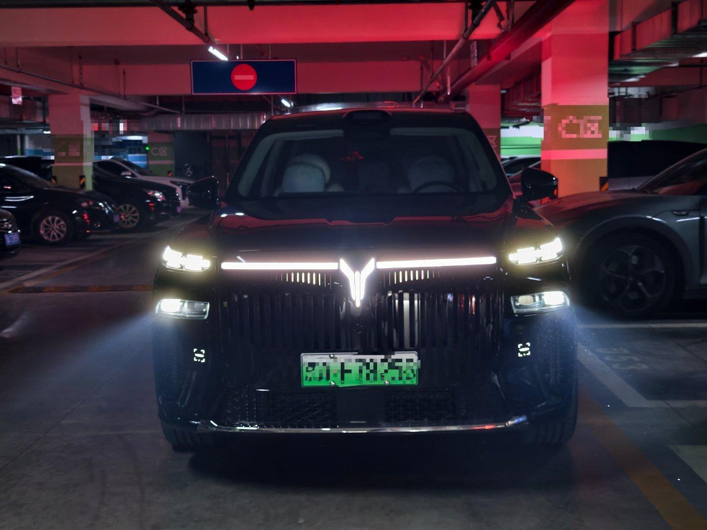 岚图泰山X8的泊车辅助非常标准，泊车完成以后刚好把过道给让了出来，不耽误别人出行