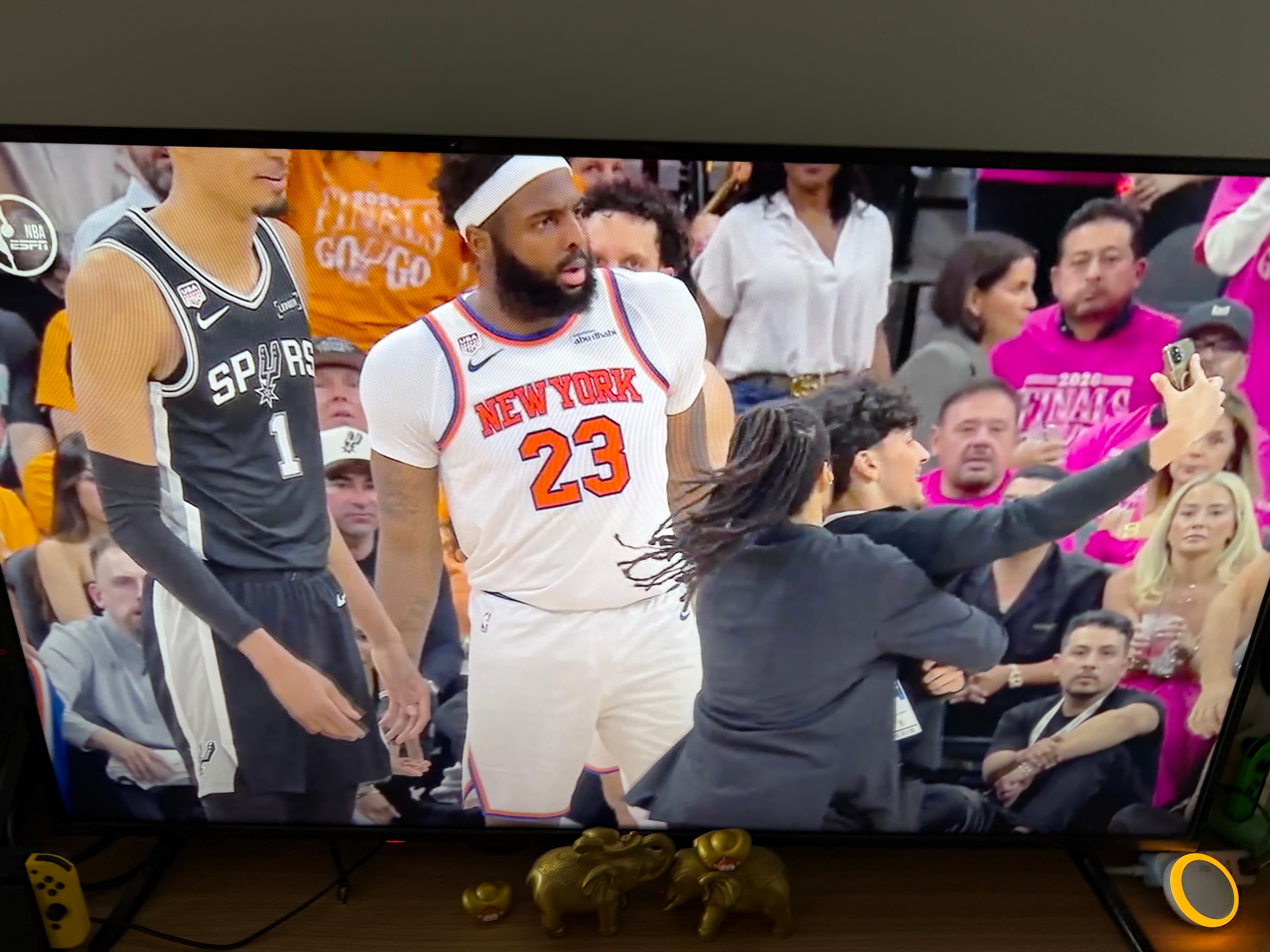 笑死，Wemby还配合他笑呢NBA