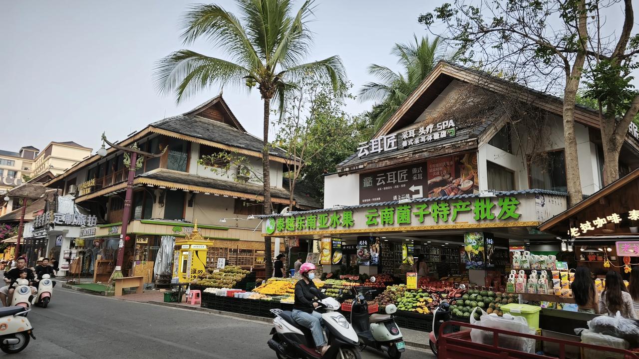 分享一下你随手拍下的照片西双版纳的烟火气，藏在傣式骑楼的檐角下，热带水果的甜香里